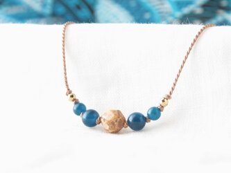 Coral Sea Short Necklace（フォシルコーラル×ブルーアパタイト）の画像