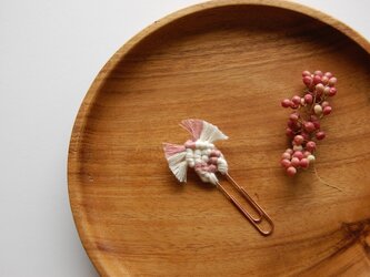 マクラメ糸で編んだbook marker　・　paper clip　NO.２　／　natural＆blushの画像