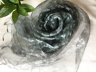 再出品【藍の茎と生葉の重ね染め】シルクオーガンジーストール　グラデーション（花模様）　の画像