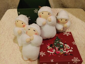 クリスマスオーナメントの赤ちゃん人形4個（容器付き）の画像