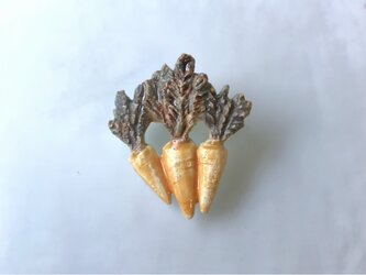 うさぎ農園のにんじん［陶器ブローチ］の画像