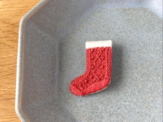 ［受注制作］アラン編み靴下の刺繍ブローチ（red）の画像