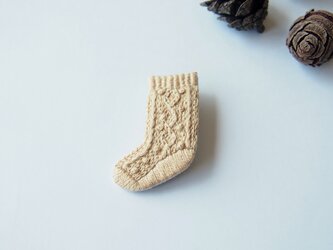 ［受注制作］アラン編み靴下の刺繍ブローチ（beige）の画像