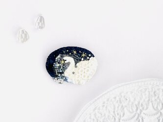 Swan Lake(白鳥の湖)ブローチ　オーバル｜刺繍｜白鳥｜受注製作｜オウカノモリ/ouka no moriの画像