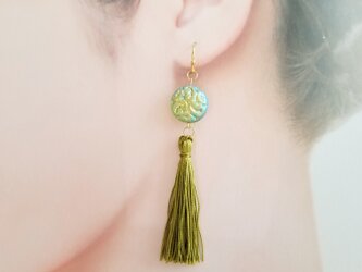 独特の色合いのチェコビーズとタッセルのピアス/イヤリングの画像