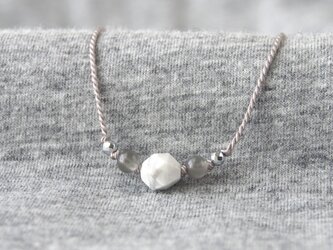 White-Gray Short Necklace（ハウライト×グレームーンストーン）の画像