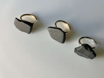 ブラックシリカのイヤーカフの画像