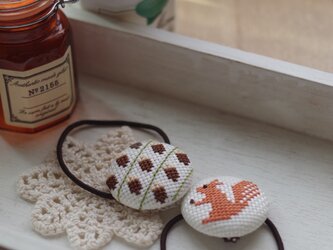 刺繍キット くるみボタンのヘアゴム　ーりすとどんぐりーの画像
