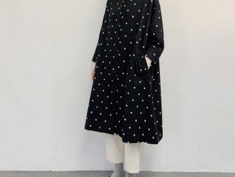 n-enウール混紡・冬のドルマン袖コート・ドット刺繍黒×白ドットの画像