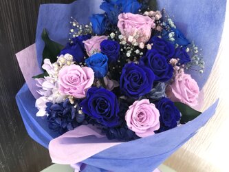 プリザーブドフラワー/青い薔薇とライラックローズの花束の画像