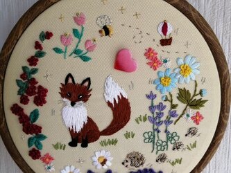 『英国裏庭の真実』キツネ刺繍壁飾り(大）の画像