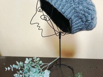 アラン模様の淡いブルーのベレー帽の画像