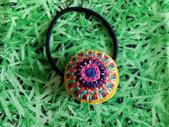 ちくちく刺繍のヘアゴム(きいろ)の画像