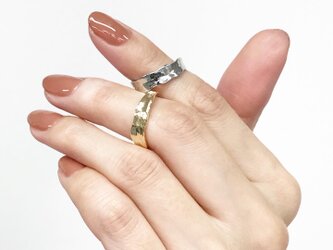 【選べる2色】Simple Textured Bandリング、指輪の画像