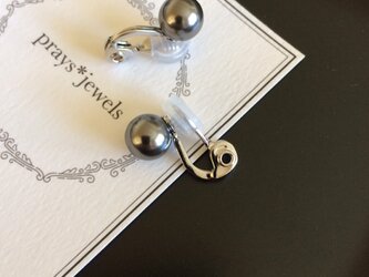 ソフトタッチ痛みなくしっかりとホールドのイヤリング！basic gray pearls earringsの画像