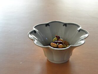 染付笹紋花型小鉢の画像