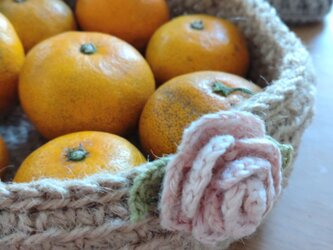 麻糸で編んだシンプルな小物入れ☆バラの小花付き☆みかん 果物かご等に☆手編み☆洗える かごの画像