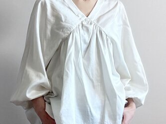 コットンソフトサテンVネックラグランクロスカットブラウス（Grayish white）受注制作の画像