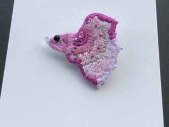 "ピンクのベタ刺繍お魚ブローチ"の画像