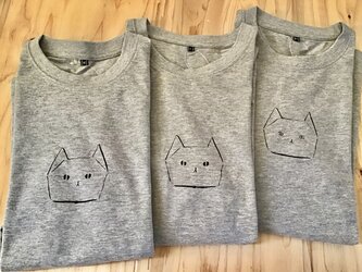 ネコの灰色長袖Tシャツ　の画像