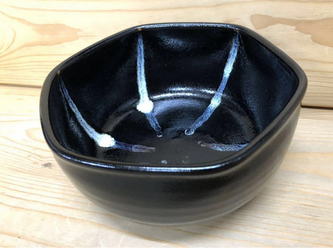 【新品】美濃焼製 黒釉白流六角菓子鉢 1点 茶道具/菓子器 サイズ/15.6cm×15cm×高さ7.6cmの画像