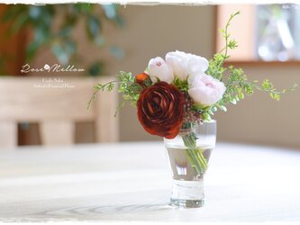 【フェイクウォーター】シェルピンクのバラとバーガンディー色のラナンキュラスのミニブーケ　ギフトにもお薦めの画像