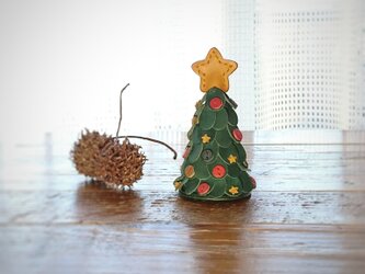 レザーで出来た小さなクリスマスツリーの画像
