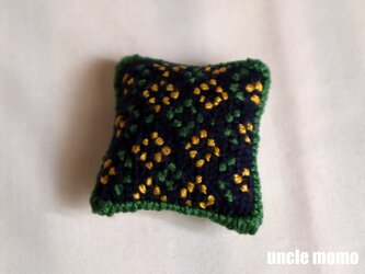 ドール用ツヴィスト刺繍のクッション　Floral Diamond Y&G　1/12ミニチュア・ファブリックの画像