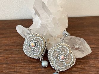 花結びのピアス　ちいさいブルーの画像