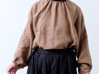 クレリック衿が上品で大人かわいいバックくるみ釦ボリューム袖フレンチリネンブラウス九分袖：キャメルクレリックの画像