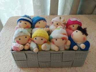 赤ちゃん人形8個（容器付き）の画像
