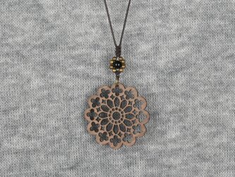 フラワーガーデンのネックレスNOIR　クルミの木のウッドアクセサリーの画像