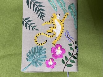 手刺繍ブックカバー 　虎の画像