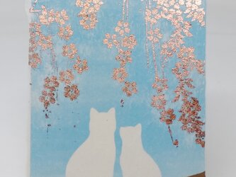 ギルディング和紙葉書　昼桜と猫たち　赤混合箔の画像