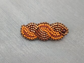 brown twist　糸とビーズのブローチの画像