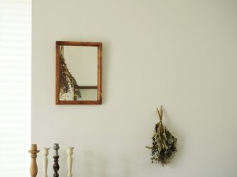壁掛けの鏡　飴色の画像