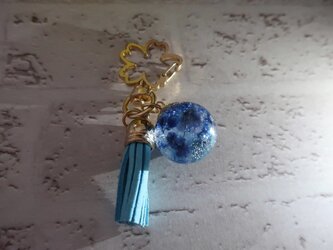レジンボールのキーチャーム∞ブルー系小花の画像