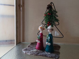 聖歌隊とクリスマスツリーの画像
