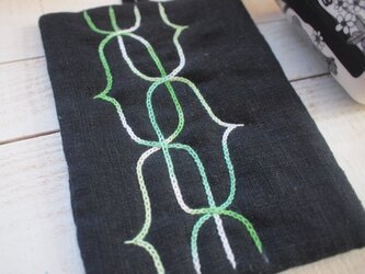 アイヌ刺繍の鍋つかみ/鍋しき　ブラックリネンに白～グリーングラデーションの画像
