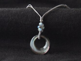 Moon Glow Pendant（ブラックシェル×ラブラドライト）の画像
