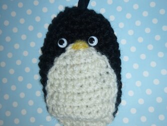 手編みのペンギンのキーケースの画像