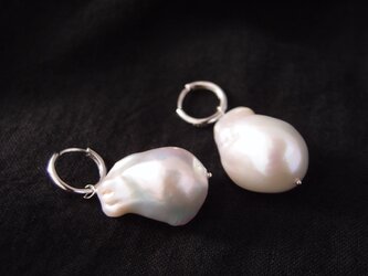 送料無料【SV／silver】バロックパールフープピアス／fishtail ・baroque pearlの画像