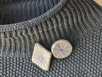 革の刺繍ブローチ（まる形orひし形）の画像