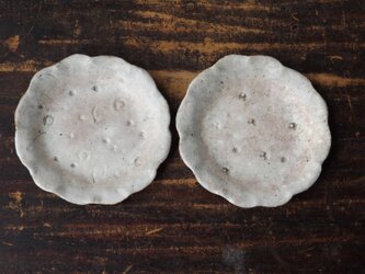 刻印輪花皿（白　丸紋）の画像