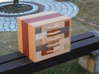 銘木で作った5段の隠し個所付引き出しの画像