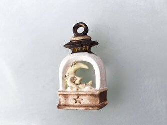 スノードームカンテラ「月の夢」　　　　［陶器ブローチ/オーナメント］の画像