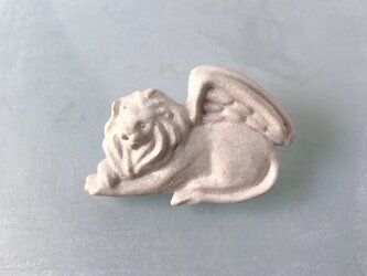 翼の生えたライオン［陶器ブローチ］の画像