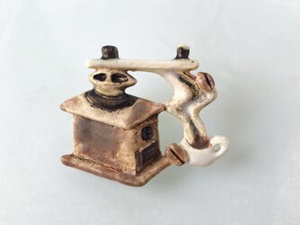 挽き立てのコーヒー［陶器ブローチ］の画像