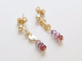 ligne マルチサファイアのプチピアス　赤紫系の画像
