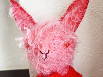 ピンク&赤＊ハンドメイド＊ウサギのぬいぐるみ＊spirit animal＊赤いニット付き＊モヘア＊の画像